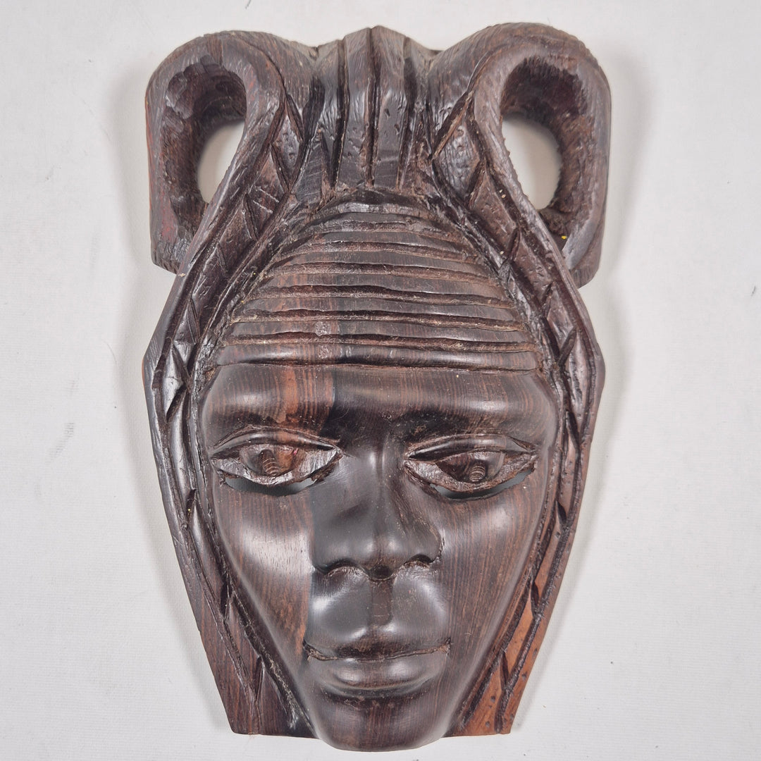 Unik retro trämask i mörkt trä