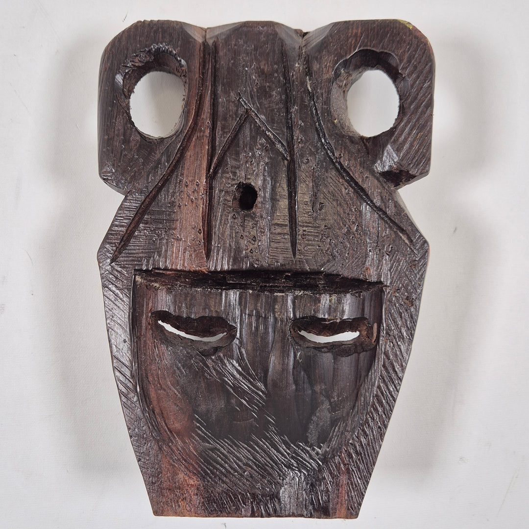 Unik retro trämask i mörkt trä