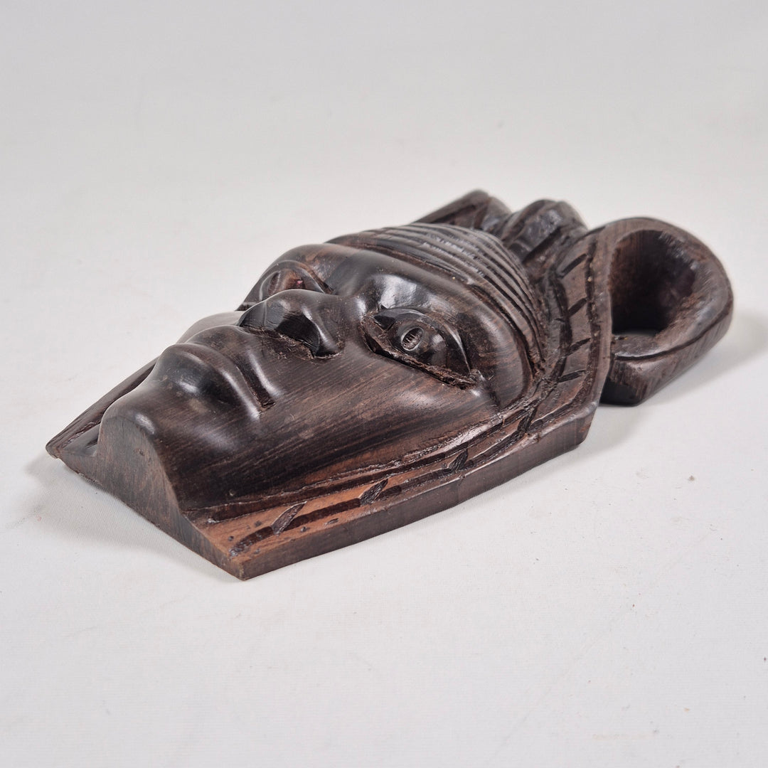 Unik retro trämask i mörkt trä