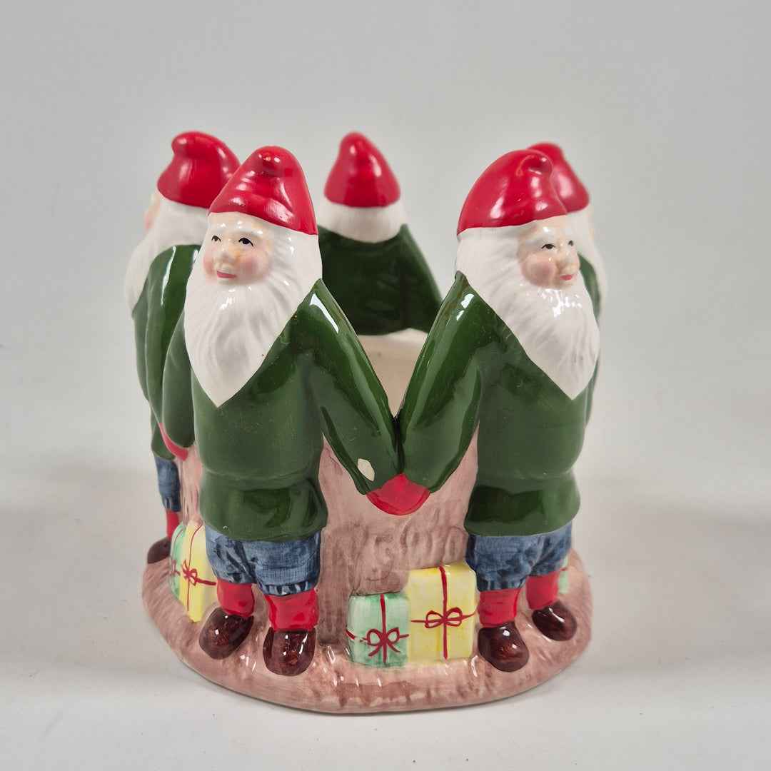 Retroinspirerad keramisk tomteljusstake i mycket gott skick