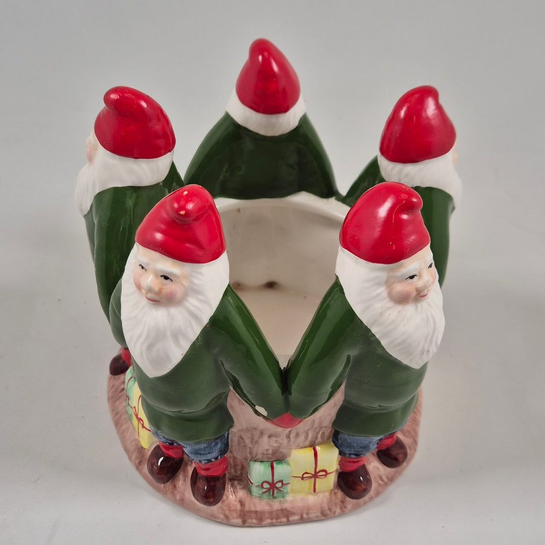 Retroinspirerad keramisk tomteljusstake i mycket gott skick