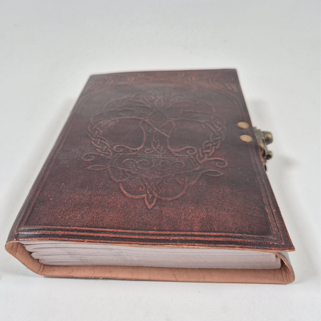 Retro anteckningsbok i brunt läder med mässingslås