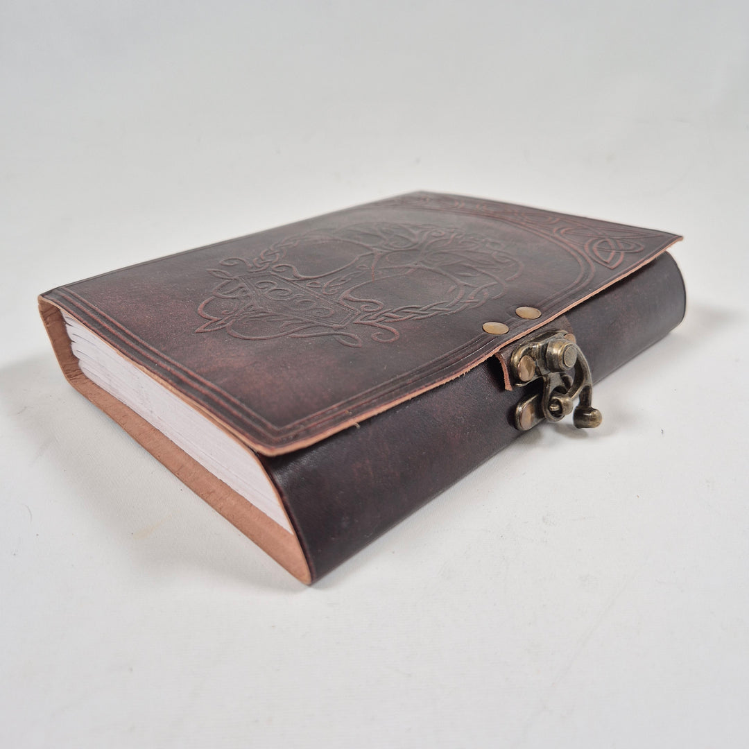 Retro anteckningsbok i brunt läder med mässingslås