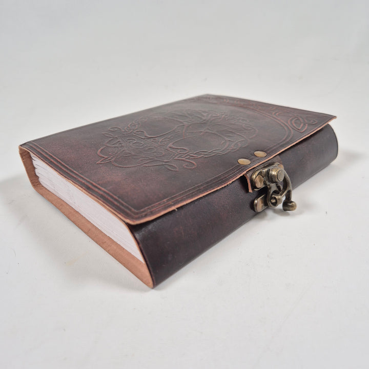 Retro anteckningsbok i brunt läder med mässingslås