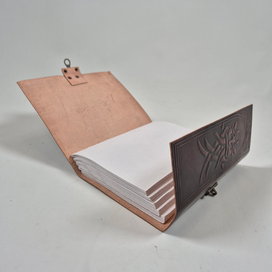 Retro anteckningsbok i brunt läder med mässingslås