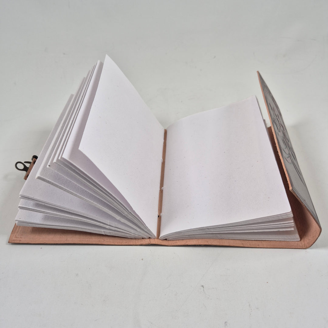 Retro anteckningsbok i brunt läder med mässingslås