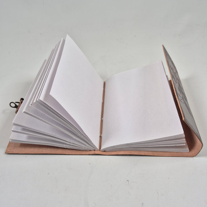 Retro anteckningsbok i brunt läder med mässingslås