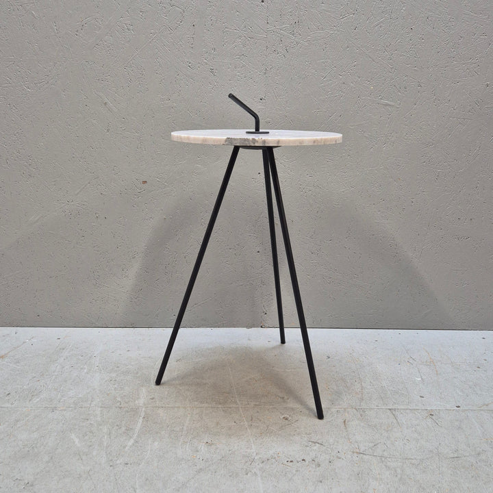 Elegant modernt sidobord i marmor och metall