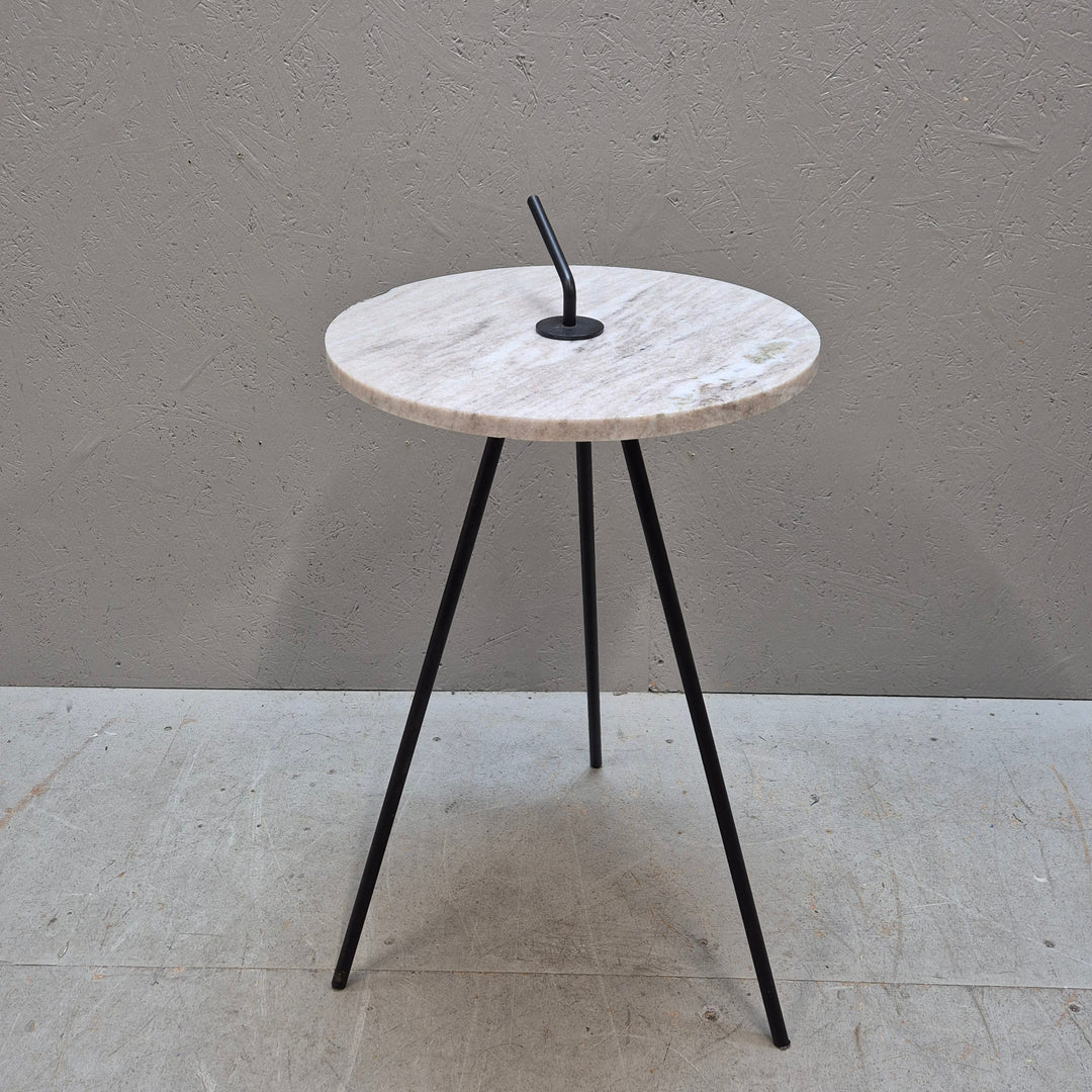 Elegant modernt sidobord i marmor och metall