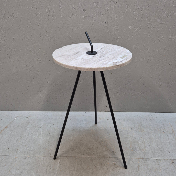 Elegant modernt sidobord i marmor och metall