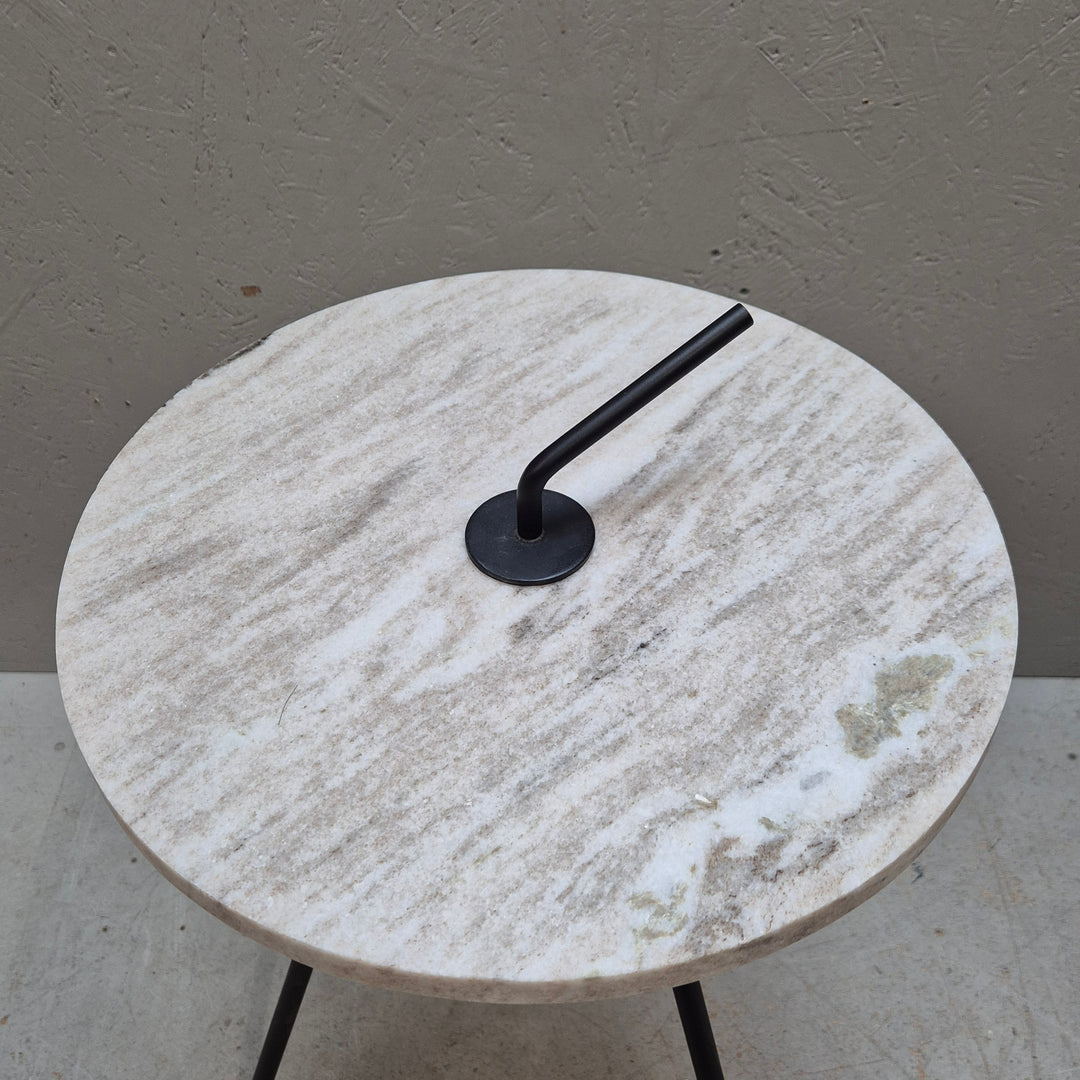 Elegant modernt sidobord i marmor och metall