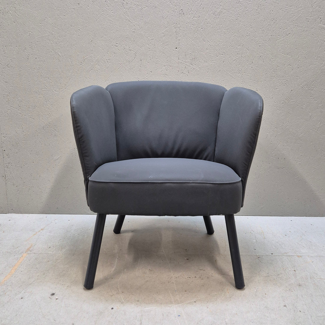 Elegant mörkgrå fåtölj i tyg och trä