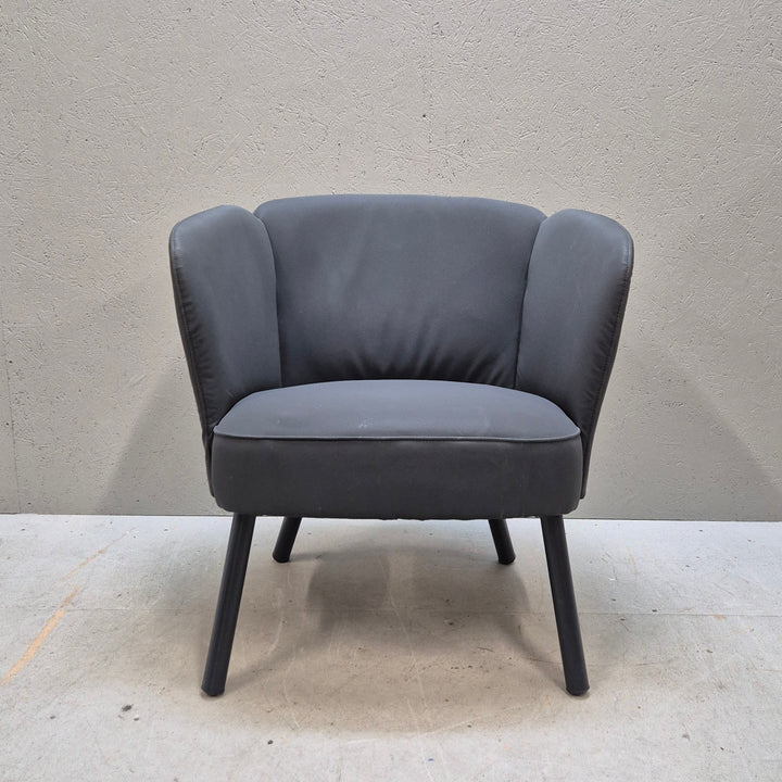 Elegant mörkgrå fåtölj i tyg och trä