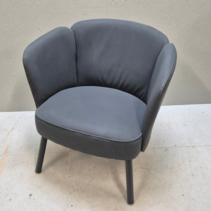 Elegant mörkgrå fåtölj i tyg och trä