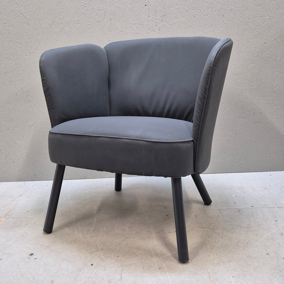 Elegant mörkgrå fåtölj i tyg och trä