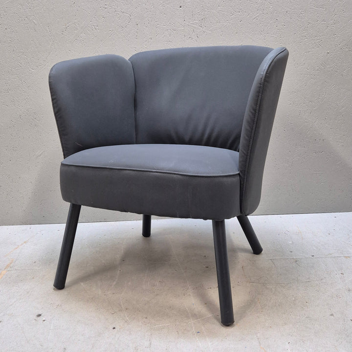 Elegant mörkgrå fåtölj i tyg och trä