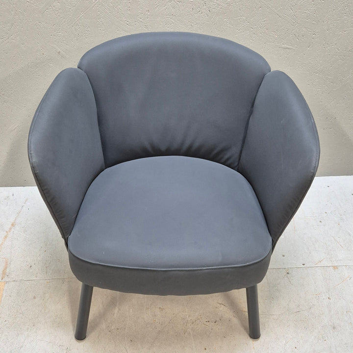 Elegant mörkgrå fåtölj i tyg och trä