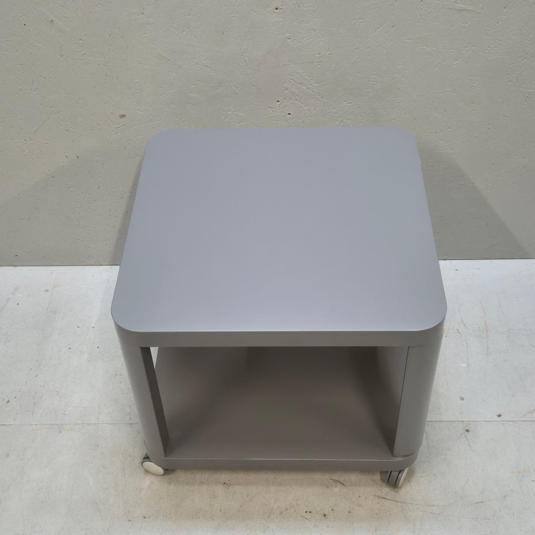 Grå plastvagn med hjul – perfekt för kontor med modern design