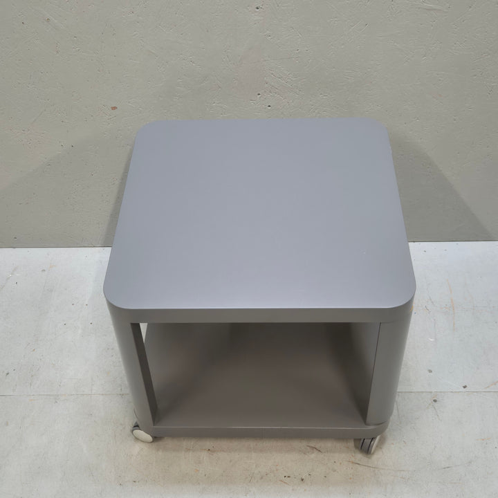 Grå plastvagn med hjul – perfekt för kontor med modern design