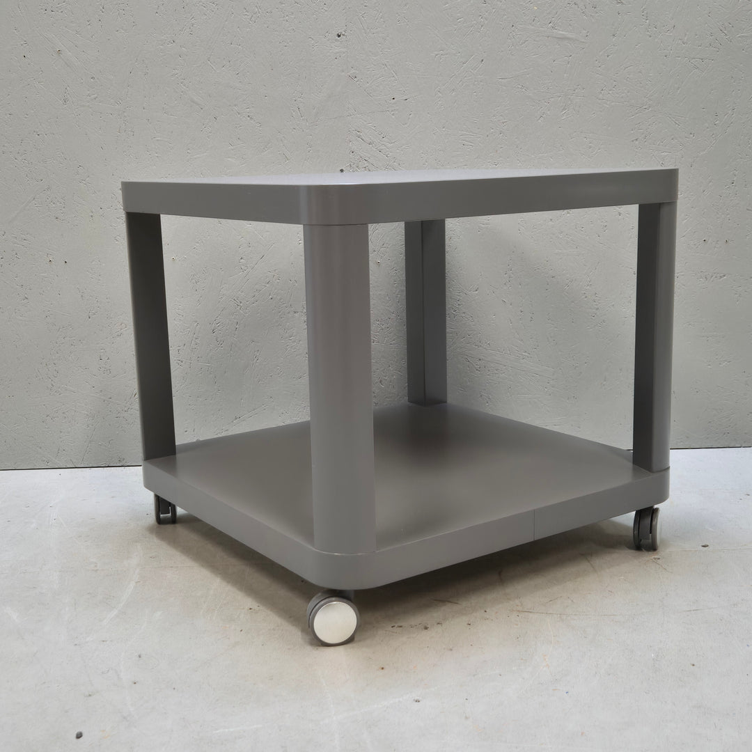 Grå plastvagn med hjul – perfekt för kontor med modern design