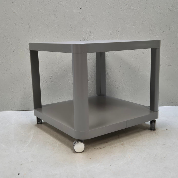 Grå plastvagn med hjul – perfekt för kontor med modern design