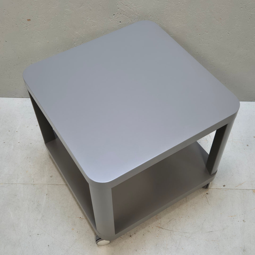 Grå plastvagn med hjul – perfekt för kontor med modern design