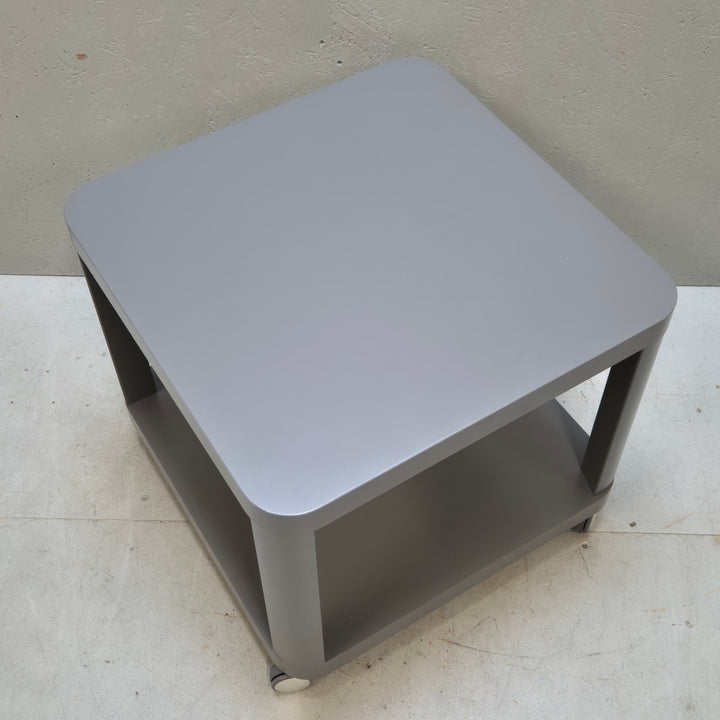 Grå plastvagn med hjul – perfekt för kontor med modern design