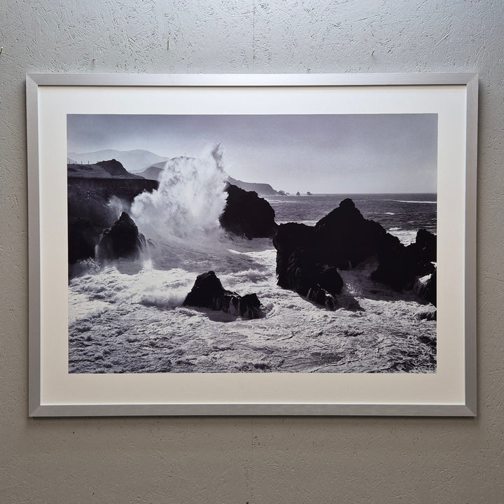 Storslagen Tavla med Havsmotiv i Vit Ram