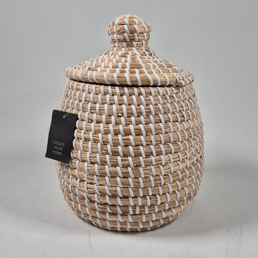 Elegant handflätad förvaringskorg i strån