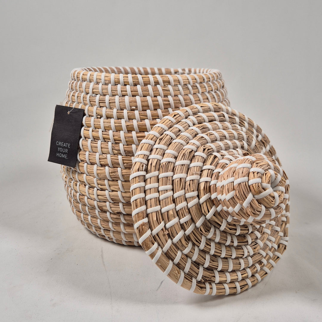 Elegant handflätad förvaringskorg i strån
