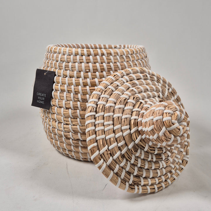 Elegant handflätad förvaringskorg i strån