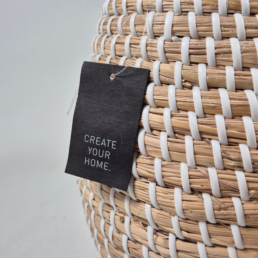 Elegant handflätad förvaringskorg i strån