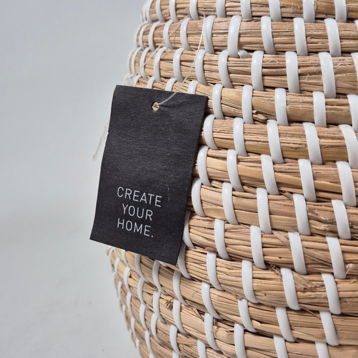 Elegant handflätad förvaringskorg i strån