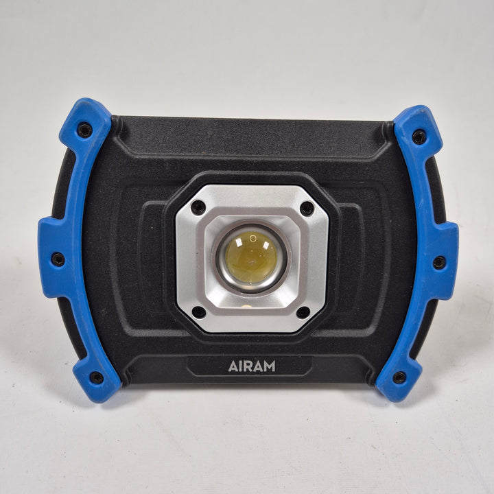Airam LED-arbetslampa med powerbank-funktion