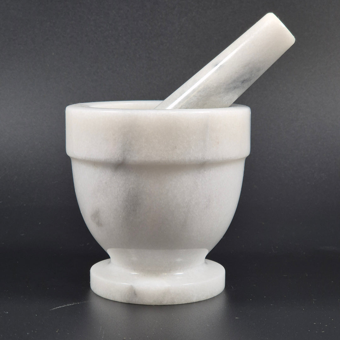 Elegant klassisk mortel i vit marmor