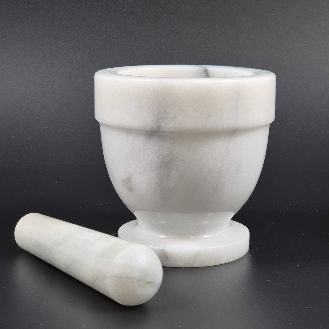 Elegant klassisk mortel i vit marmor