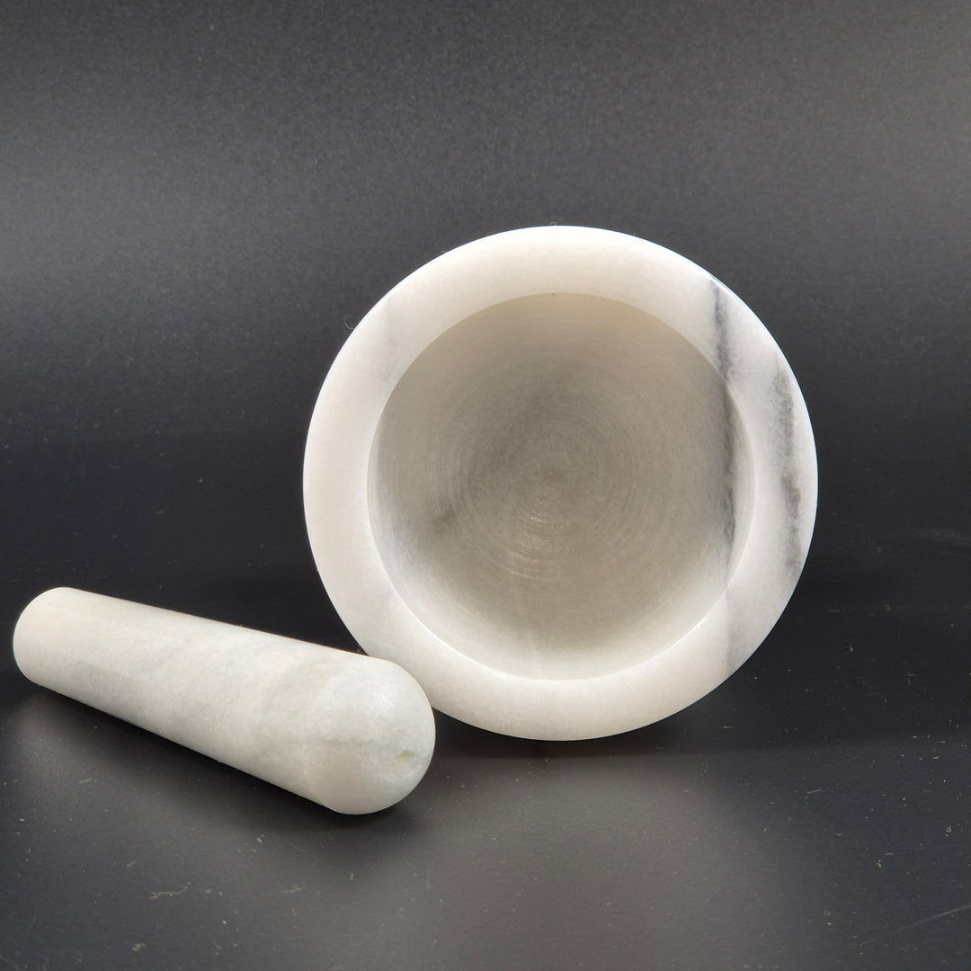 Elegant klassisk mortel i vit marmor