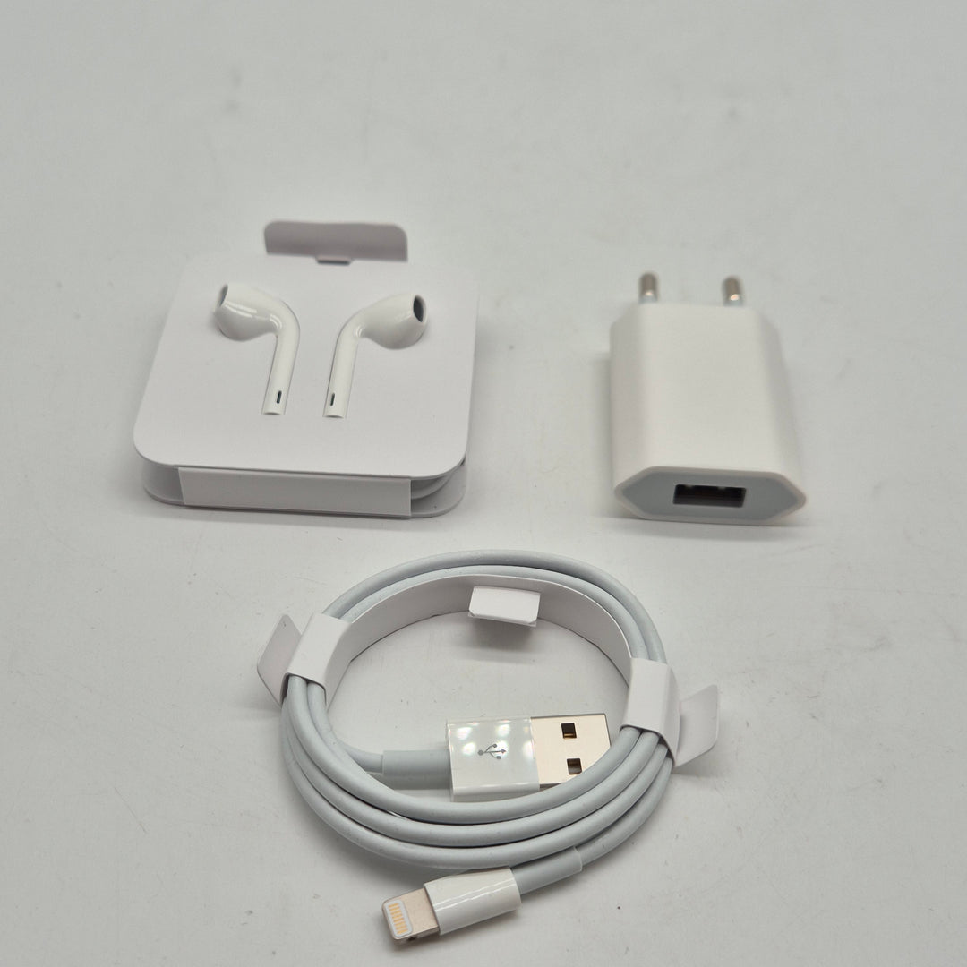 Vitt iPhone laddar och hörlursset begagnat