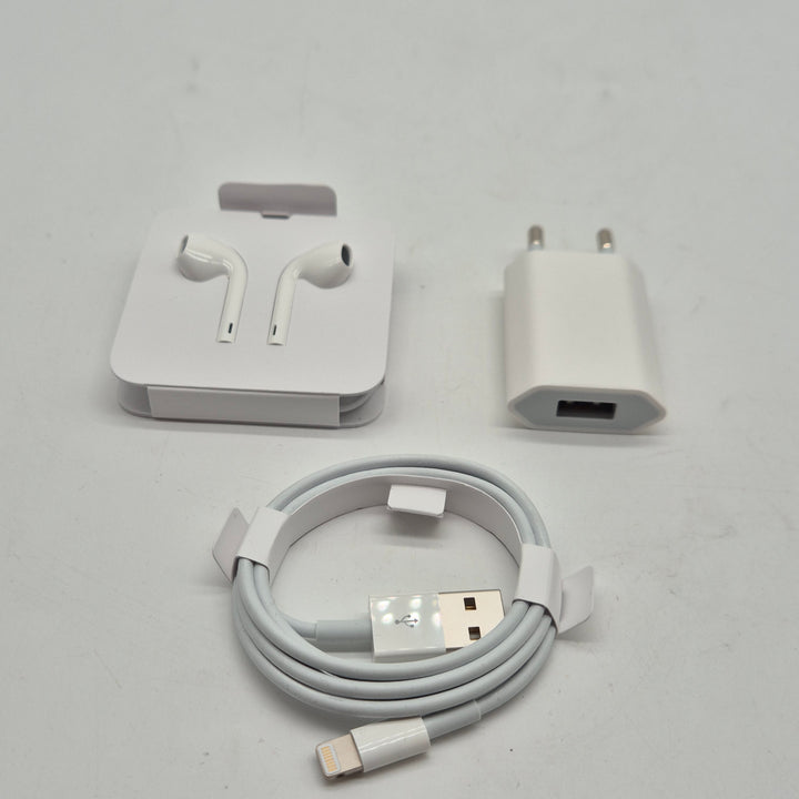 Vitt iPhone laddar och hörlursset begagnat