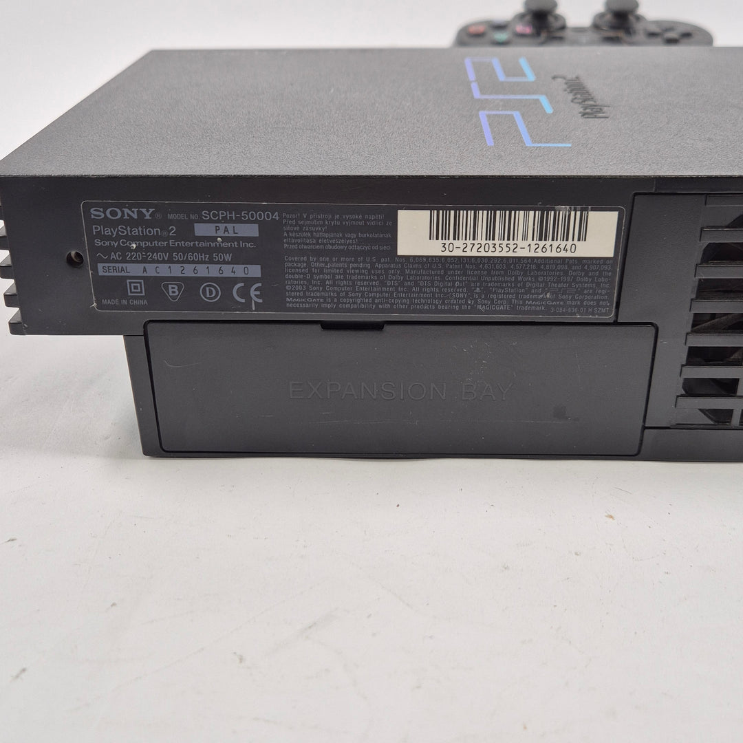 Retro Sony PlayStation 2 fat med två handkontroller