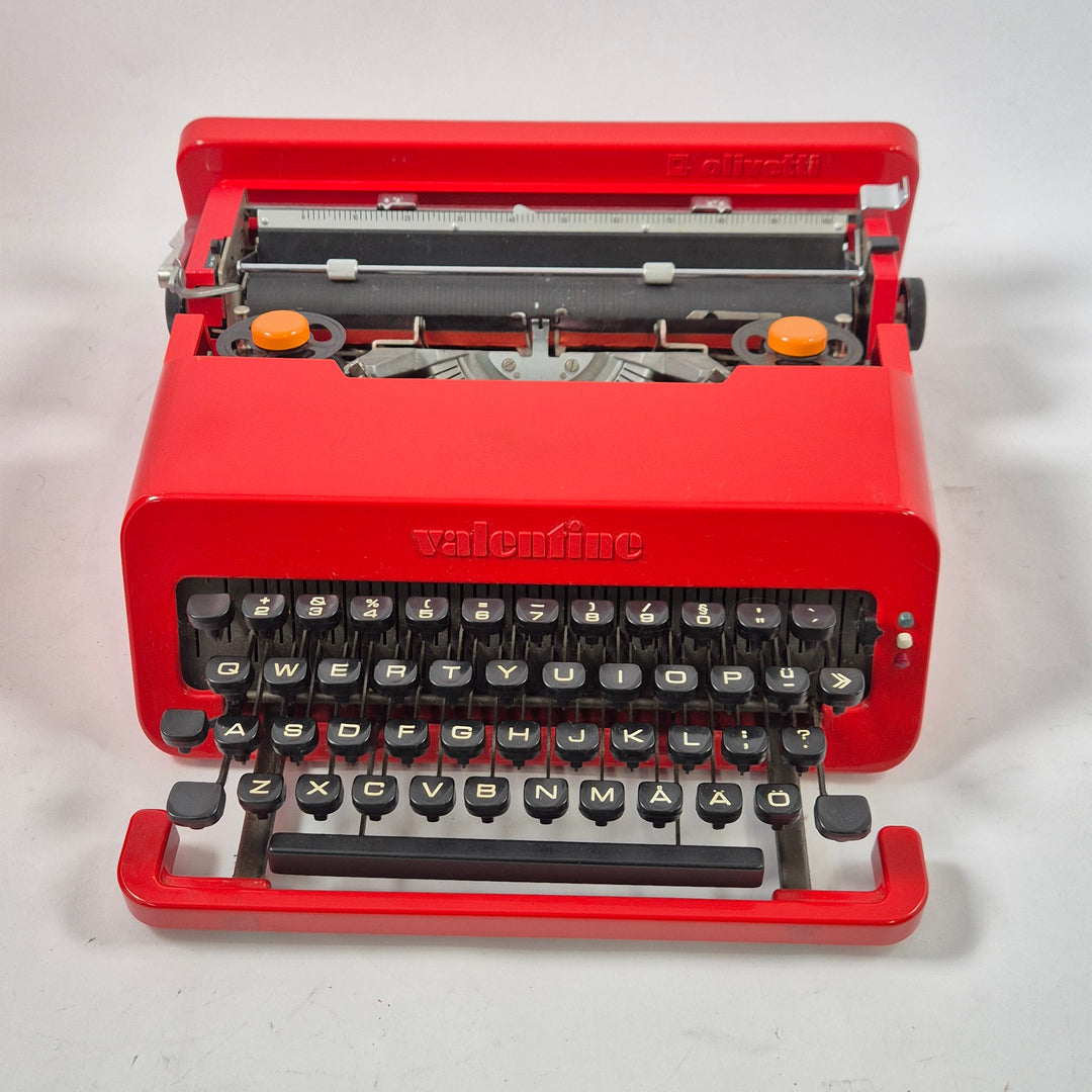Retro röd skrivmaskin Olivetti Valentine portabel