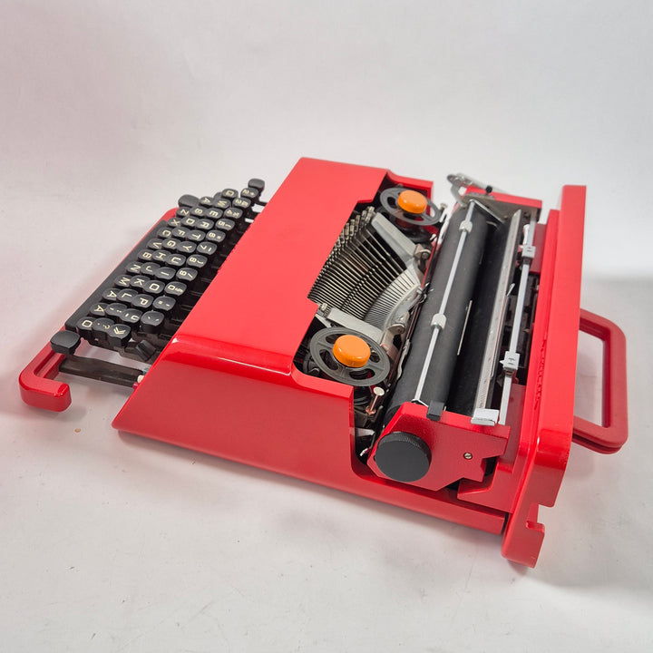 Retro röd skrivmaskin Olivetti Valentine portabel