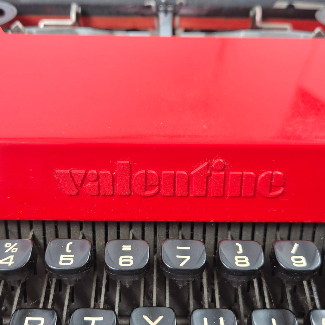 Retro röd skrivmaskin Olivetti Valentine portabel