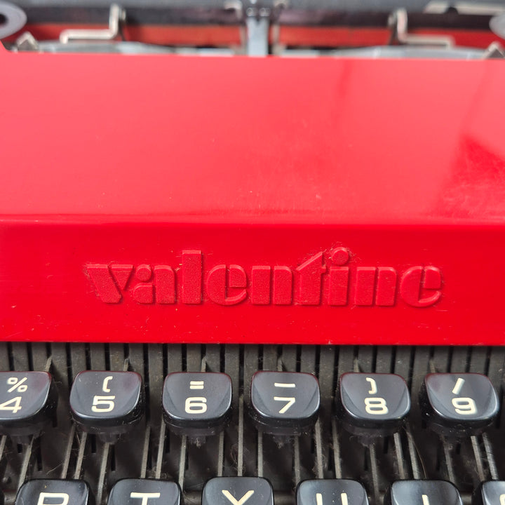 Retro röd skrivmaskin Olivetti Valentine portabel