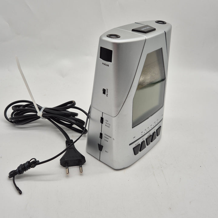 Retro projekterande väckarklocka med radio Clas Ohlson