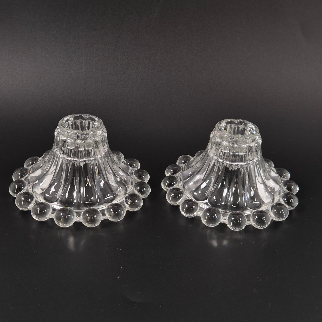 Eleganta ljusstakar i klart pressat glas