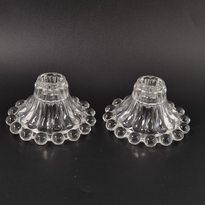 Eleganta ljusstakar i klart pressat glas