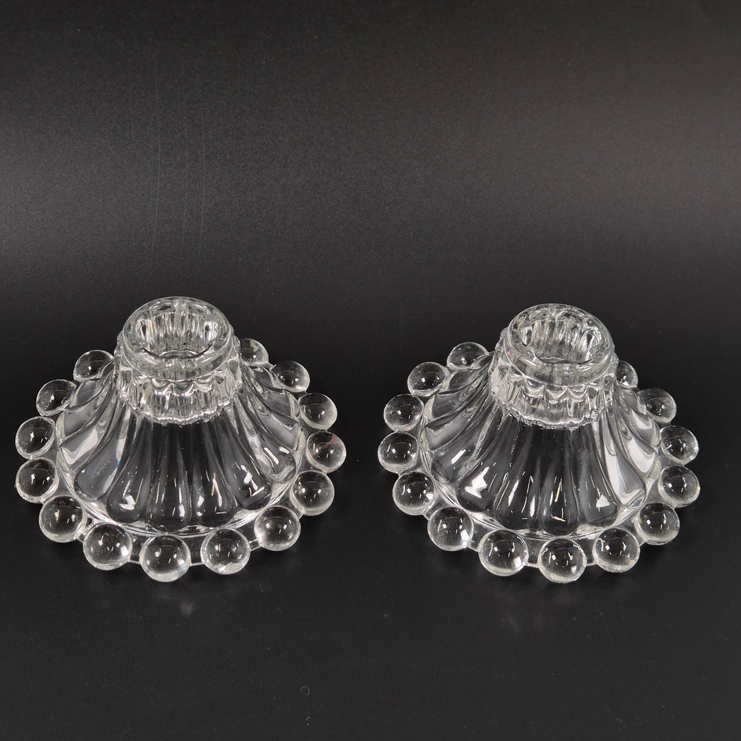Eleganta ljusstakar i klart pressat glas