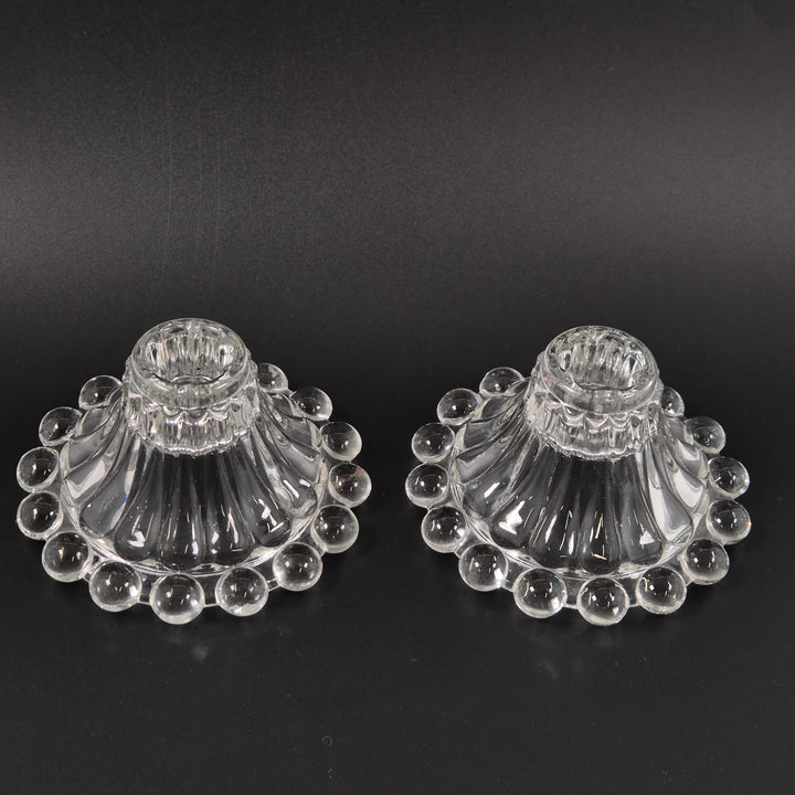 Eleganta ljusstakar i klart pressat glas