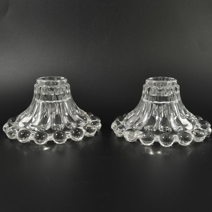 Eleganta ljusstakar i klart pressat glas